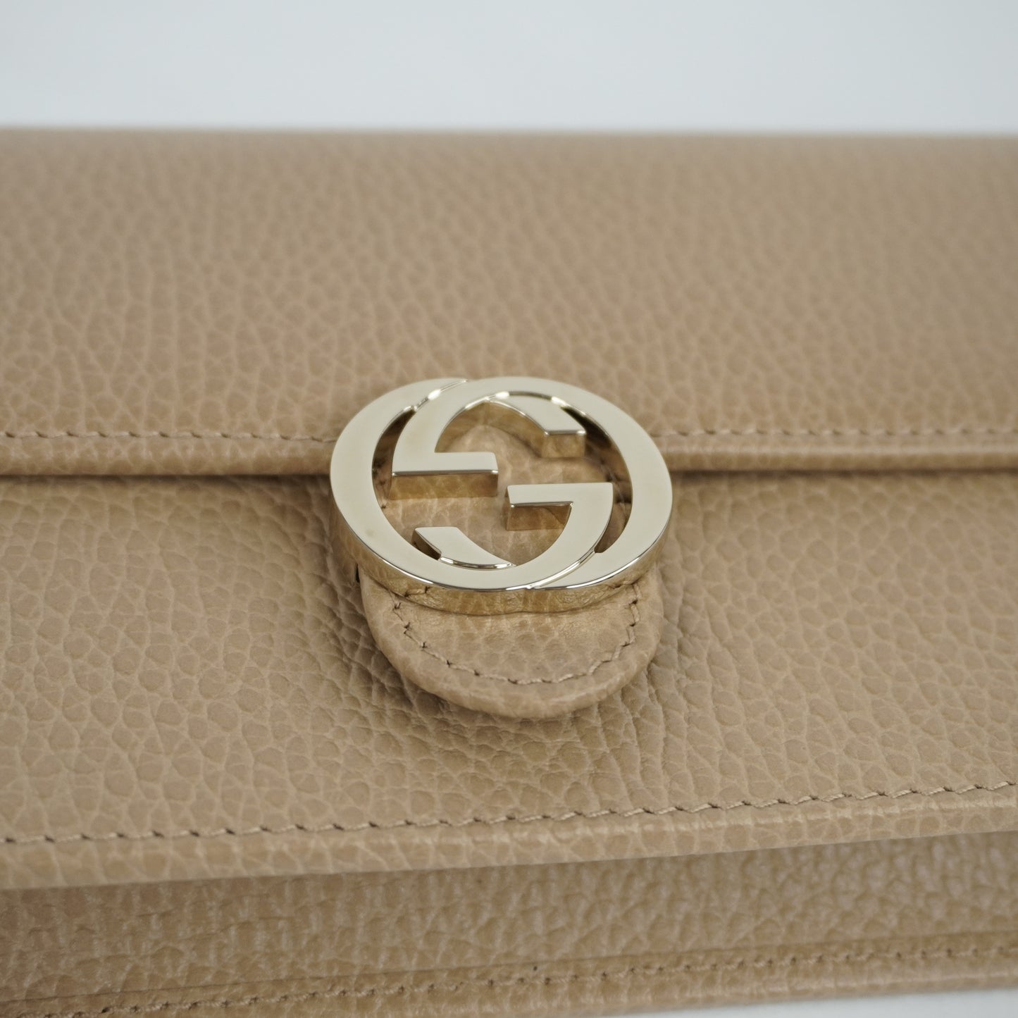 Gucci Interlocking Wallet With Chain Beige