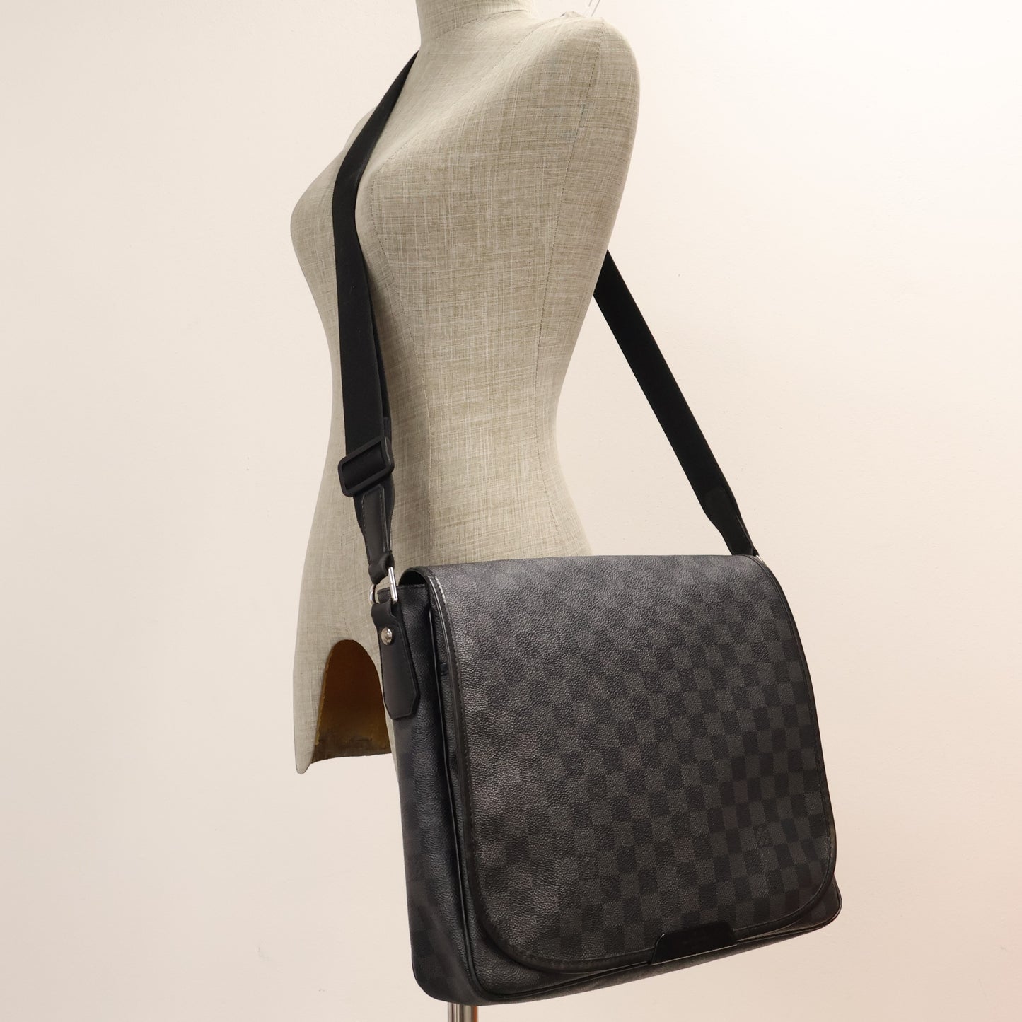 Louis Vuitton Daniel GM Messenger Damier Graphite