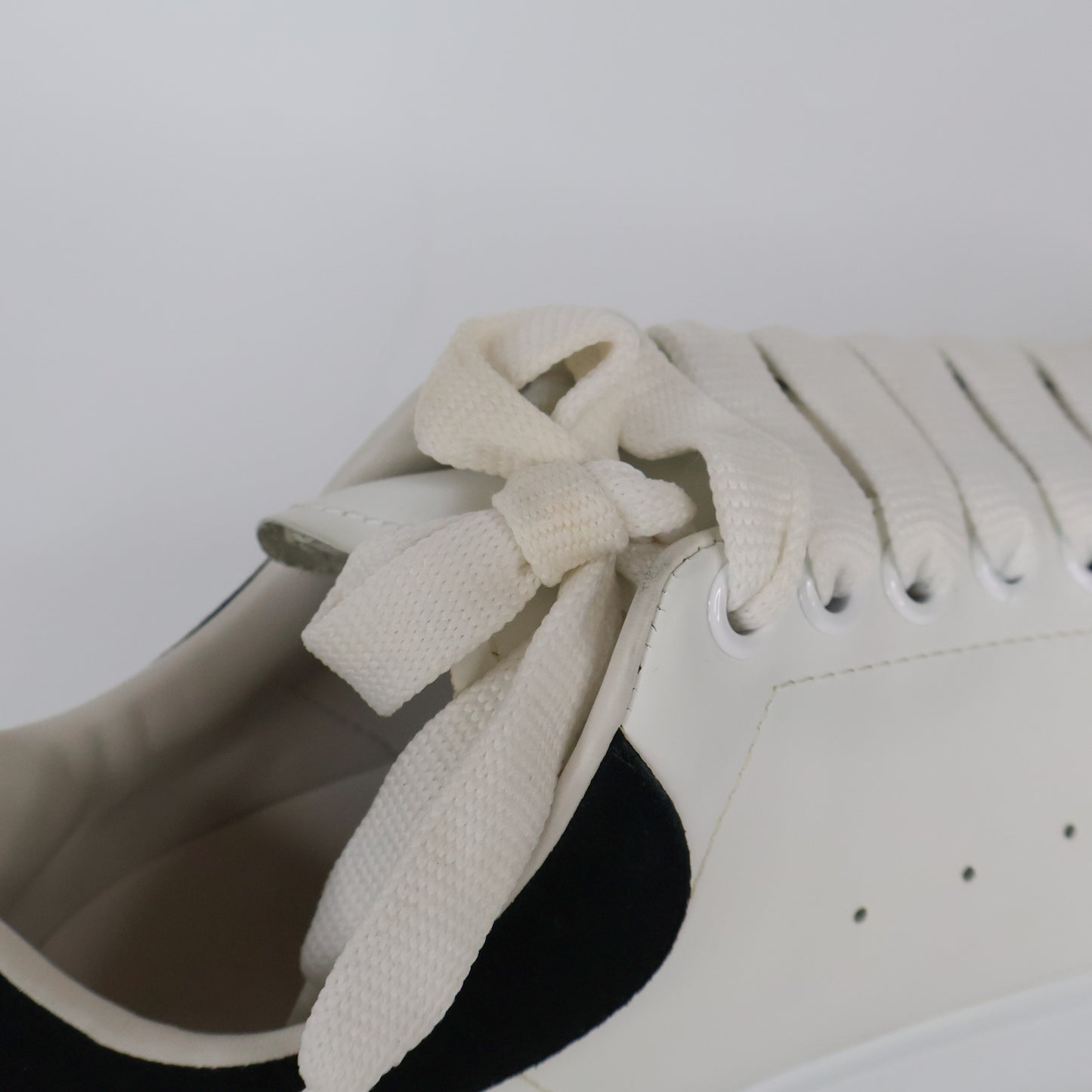 Alexander Mcqueen Sneakers White Suede Black 37